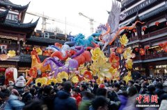 （新春见闻）上海：游客农历大年初一豫园赏灯