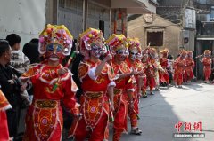 （新春走基层）广东汕头潮阳英歌舞表演年味浓