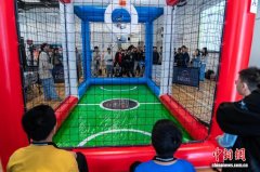 香港举办大湾区无人机足球联赛 香港官员“落场”体验